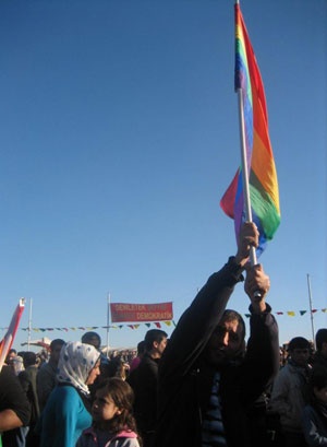 Haber | Newroz Ateşi Gökkuşağı Bayrağını da Dalgalandırdı!