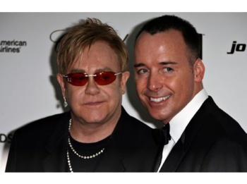 Haber | Elton John, Güney Afrikalı Çocuk Evlat Ediniyor