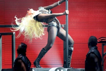 Haber | Lady Gaga Hair şarkısını eşcinsel hayranına ithaf etti