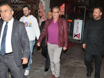 Haber | Gay bardan çıkarken görüntülendi