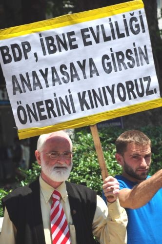 Haber | Eşcinsel Evliliğine Karşı İlginç Pankart (Kocaeli)