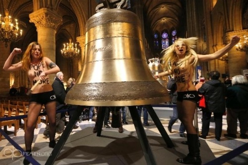 Haber | FEMEN’den Papa’ya Güle Güle Eylemi