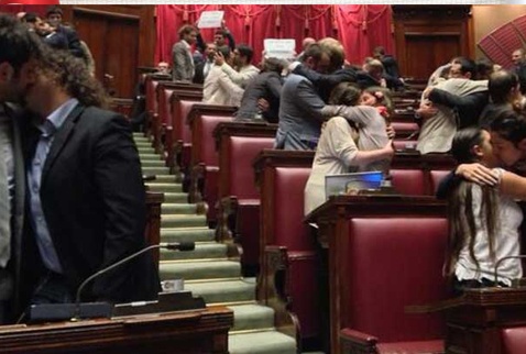 Haber | Eşcinsel ayrımcılığını protesto için öpüştüler