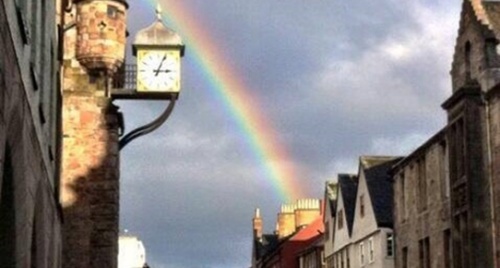 Haber | İskoçya Parlamentosu eşcinsel evliliği onaylarken gökkuşağı çıktı!