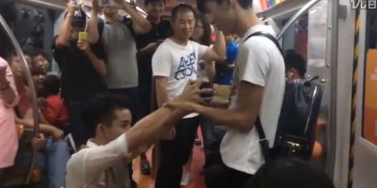 Haber |  EŞCİNSEL ÇİFTİN METRODAKİ EVLENME TEKLİFİ