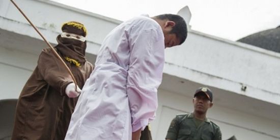 Haber | Endonezya’nın Aceh eyaletinde eşcinsel ilişkiye sopa cezası!