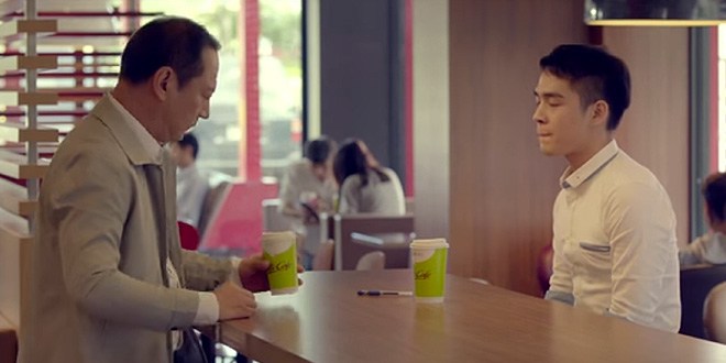 Haber | ASYA’DA YAYINLANAN MCDONALDS REKLAMINDA EŞCİNSEL GENÇ BABASINA AÇILIYOR
