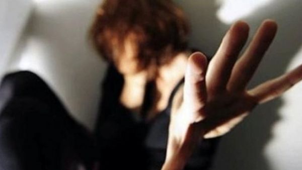 Haber | Lezbiyen kızına `erkeklerle cinsel ilişkiyi göstermek için` tecavüz etti!