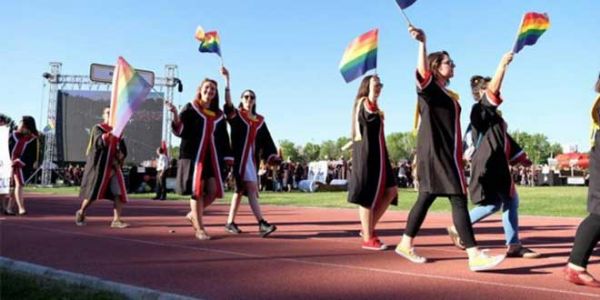 Haber | ODTÜ’de Rektör konuşmaya başladığı sırada öğrenciler LGBTİ  bayrağı açtı