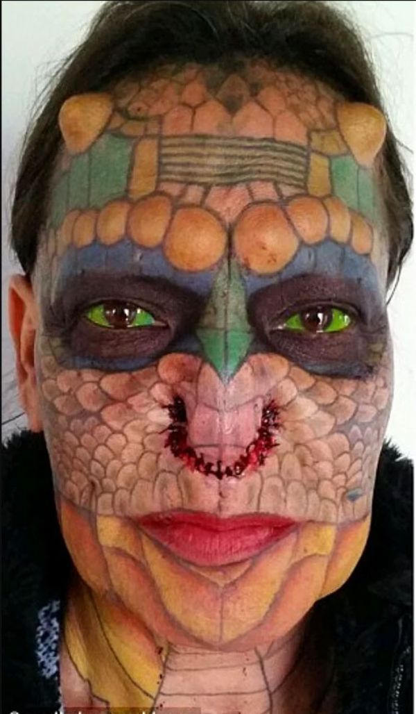 Haber | Bir Ejderhaya Benzeme Yolunda Kulaklarını ve Burnunu Kestiren 55 Yaşındaki Trans Kadın