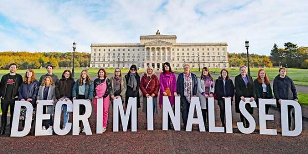 Haber | KUZEY İRLANDA’DA HEM EŞCİNSEL EVLİLİK HEM DE KÜRTAJ YASALLAŞTI