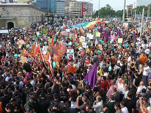 Haber | LGBTT Onur Yürüşüne Üç Bin Kişi Katıldı
